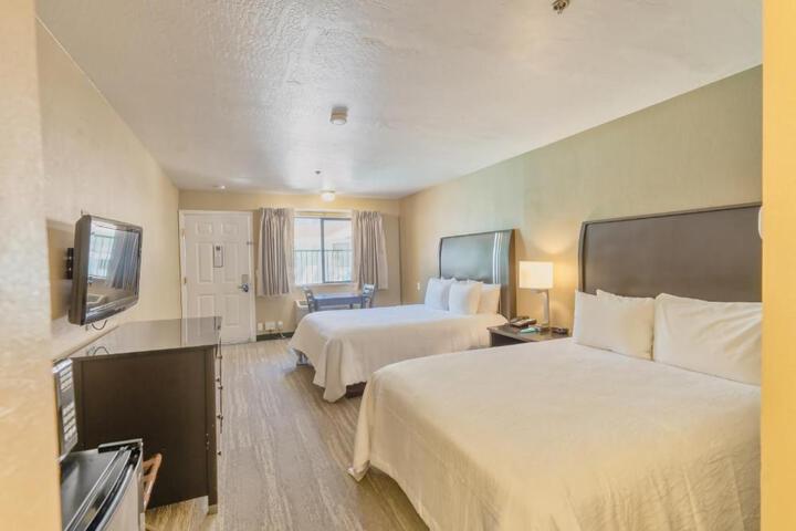 Standard Quadruple Room 2 Queen Beds (14 of 27)