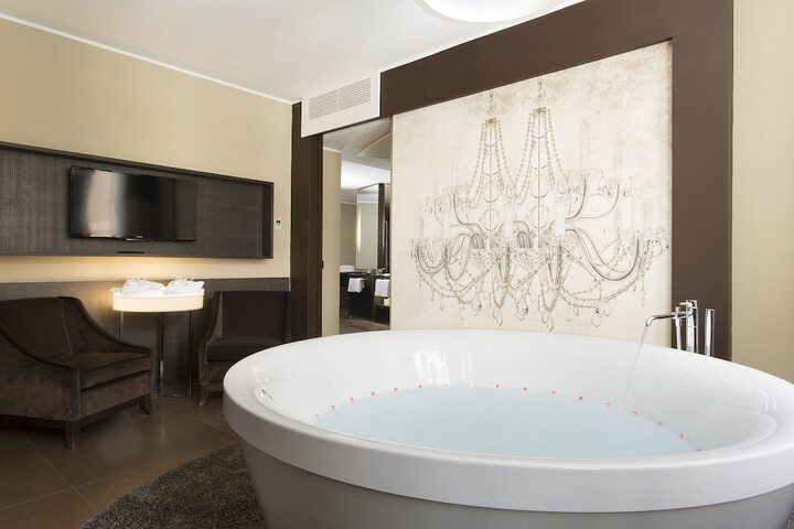 Deep soaking bathtub