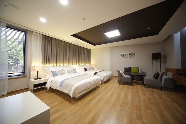 Room 4 of 49