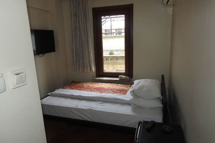 Room 7 of 25