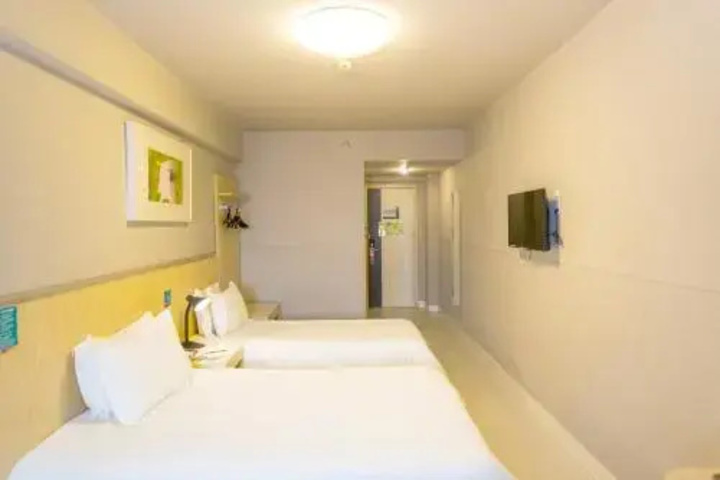 Room 6 of 15