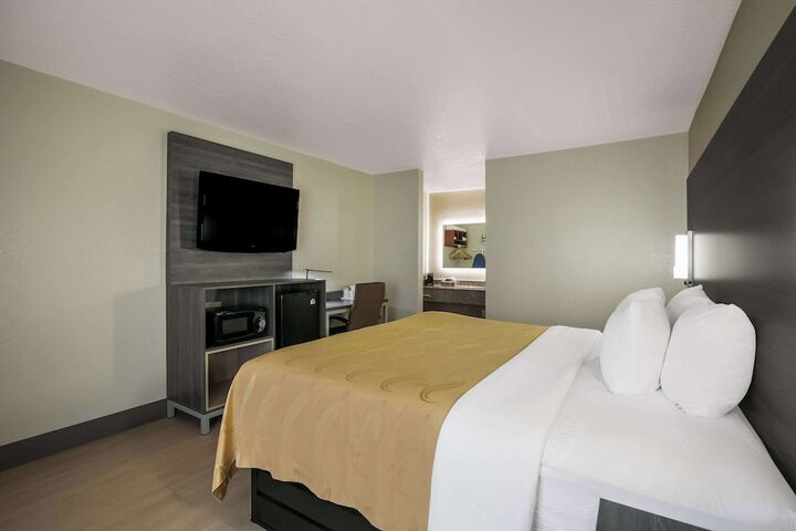1 King Bed (4 of 23)