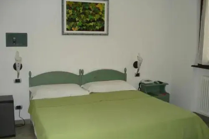 Room 2 of 10