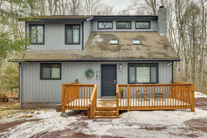 Pocono Pines Home w / Private Hot Tub!