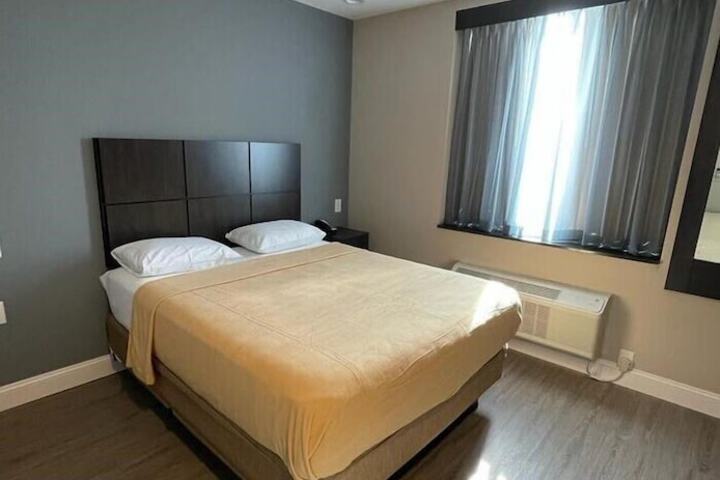 Basic Queen Bed (4 of 10)