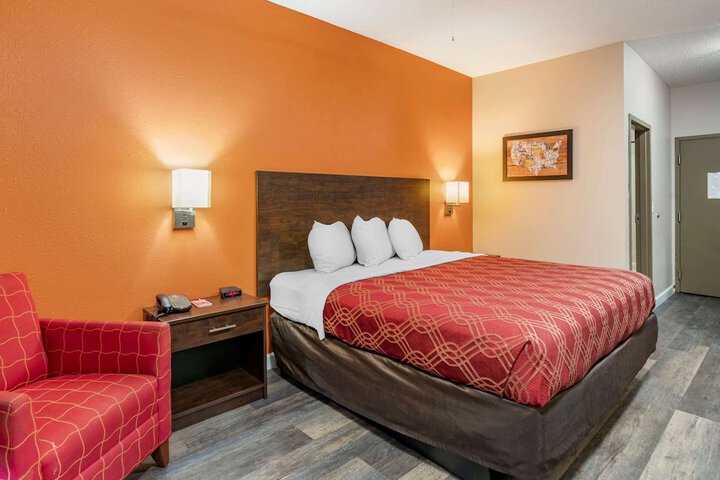 1 King Bed (5 of 7)