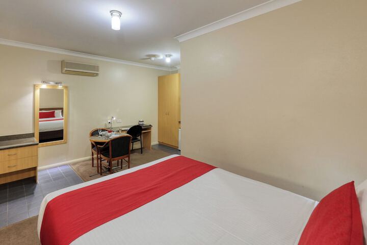 Room 6 of 28