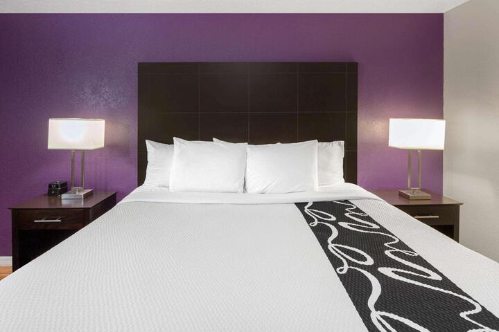 1 King Bed (3 of 21)