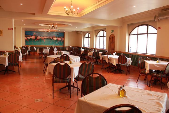 Dining 4 of 21