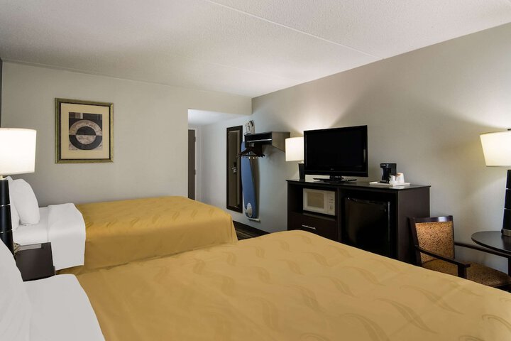 2 Queen Beds (7 of 10)