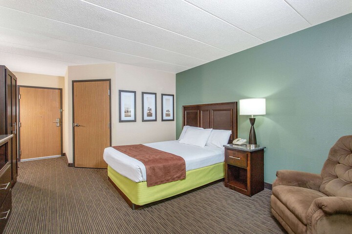 1 Queen Bed Accessible Room (5 of 7)