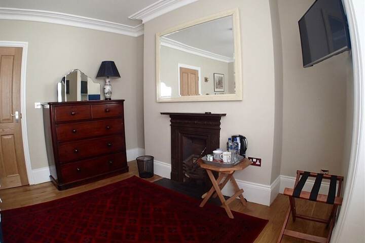 Room 28 of 103
