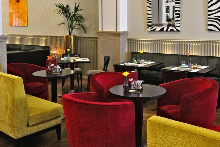 Lounge 106 of 112