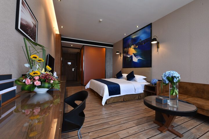 Room 5 of 16
