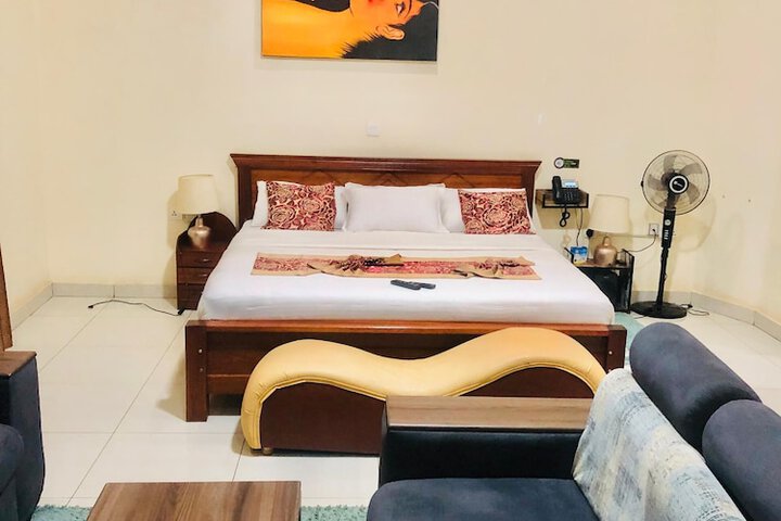 Room 16 of 40