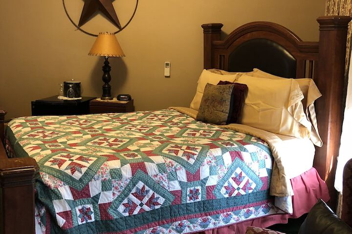 1 Queen Bed (18 of 21)
