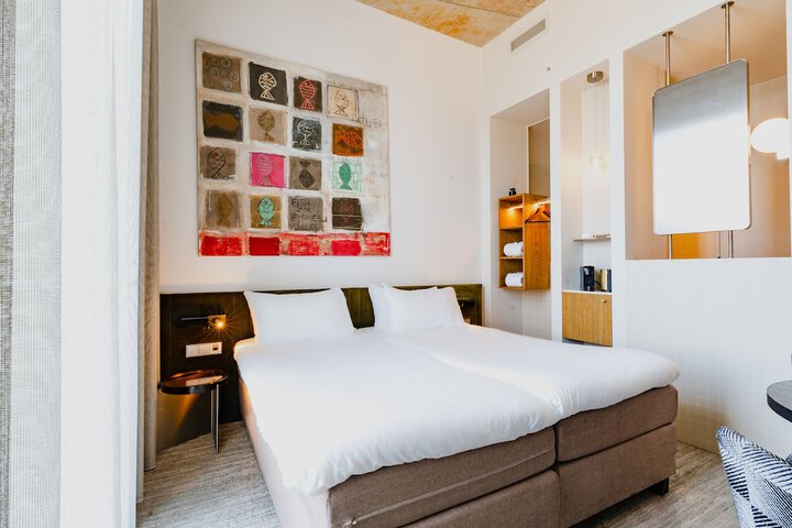 Room 18 of 115