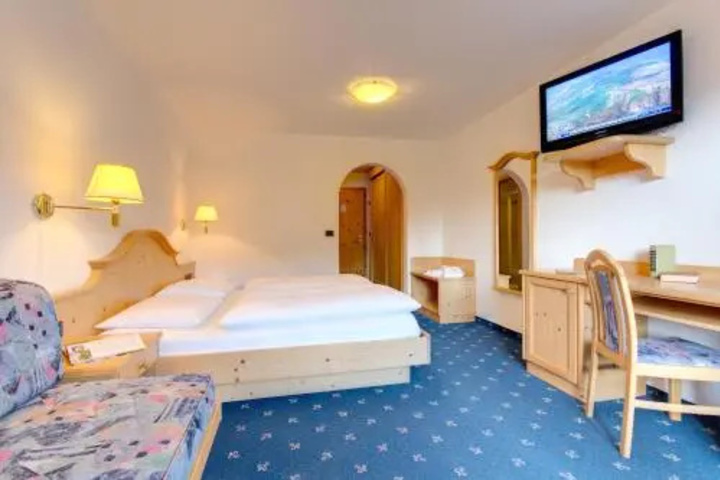 Room 4 of 12