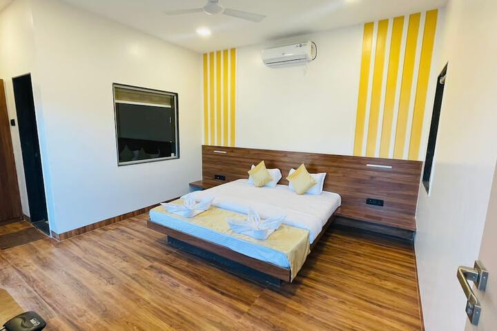 Room 7 of 9