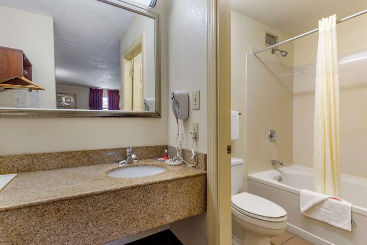 2 Double Beds (7 of 10)