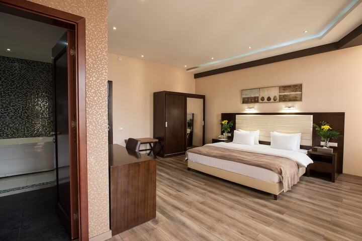Room 33 of 100