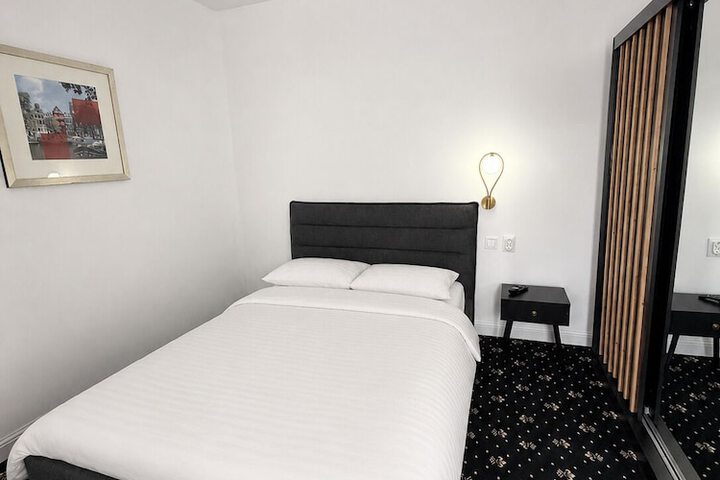 Room 11 of 40