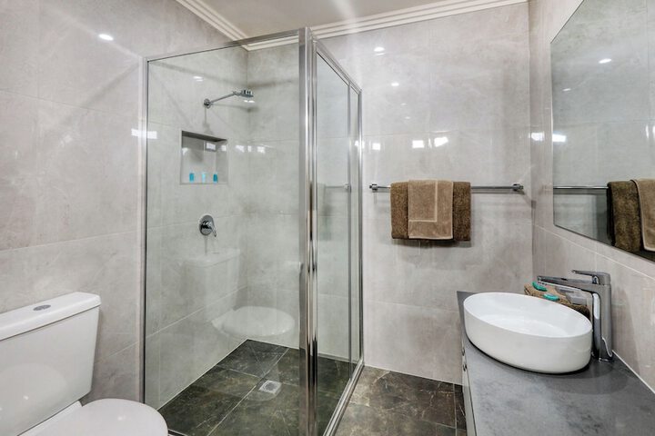 Room 32 of 43