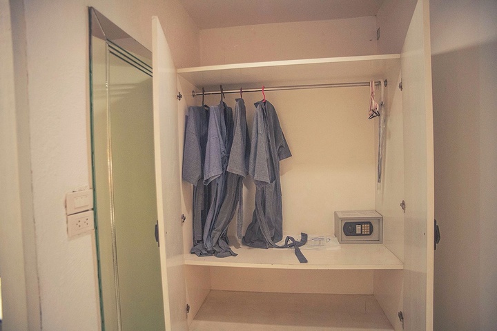 Room 148 of 283