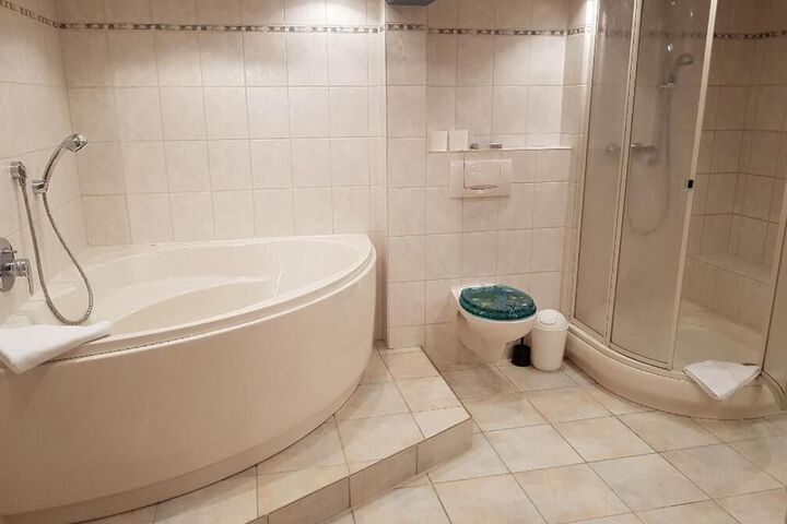 Room 4 of 28