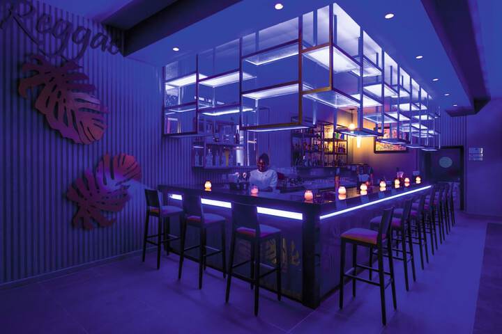 Lounge 56 of 67