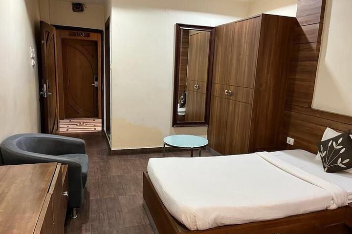 Room 4 of 7