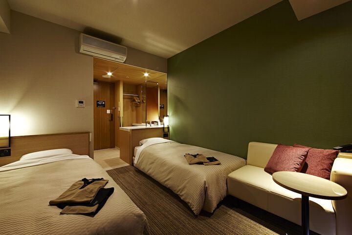Room 12 of 76