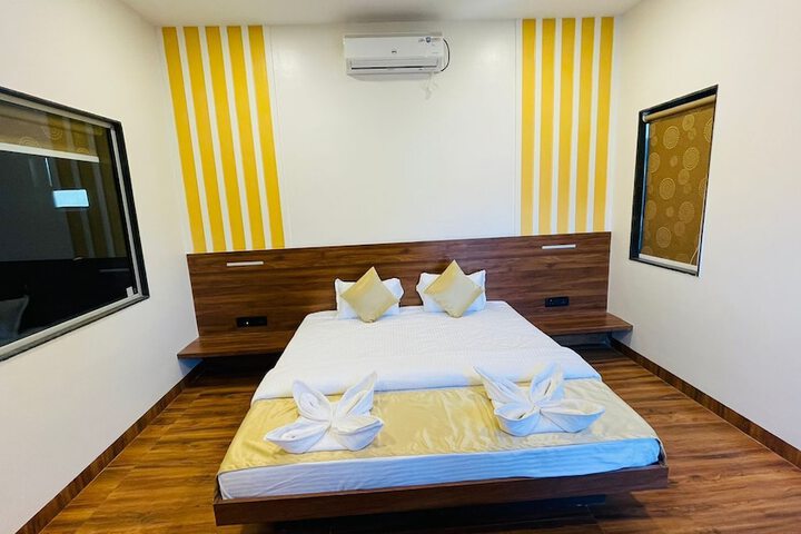 Room 6 of 9