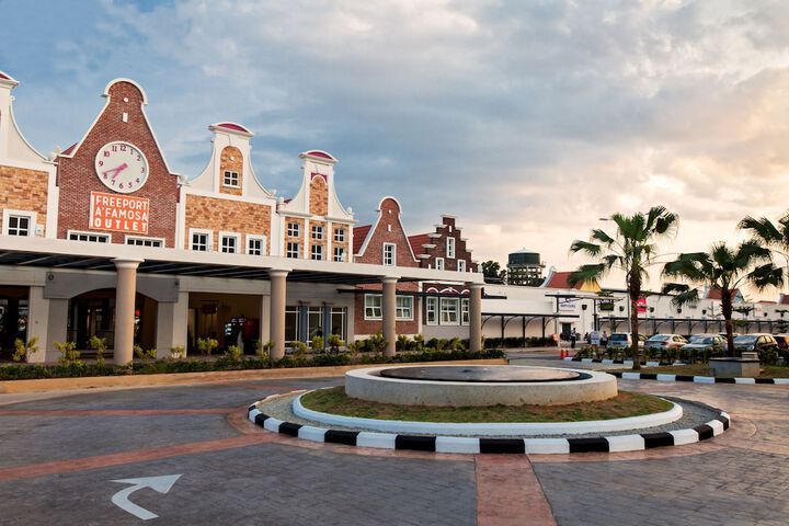 Shopping mall