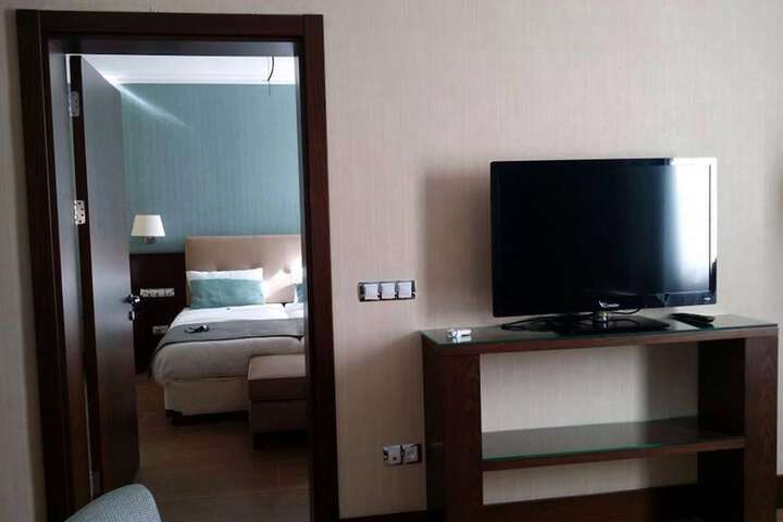 Room 16 of 38