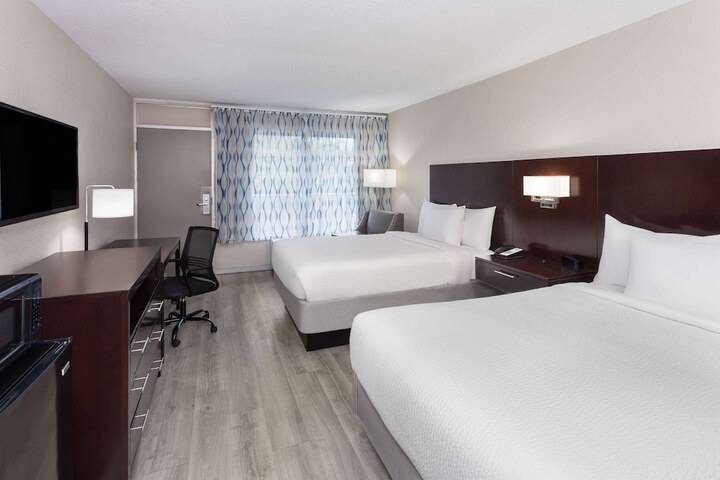 2 Double Beds Deluxe Room (1 of 10)