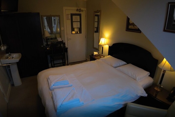 Room 32 of 53
