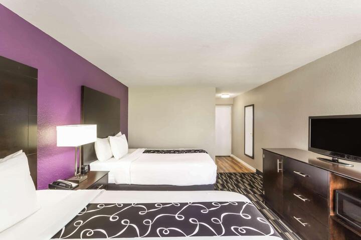 2 Queen Beds Deluxe Room (4 of 12)