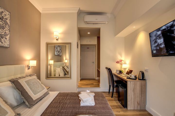 Room 7 of 28