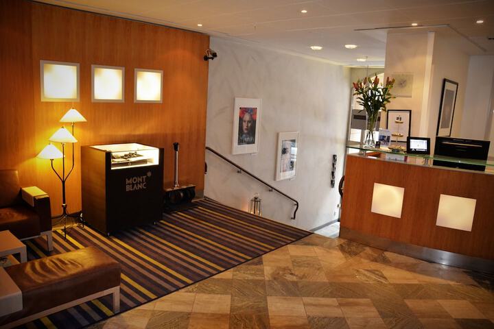 Entrance & Lobby