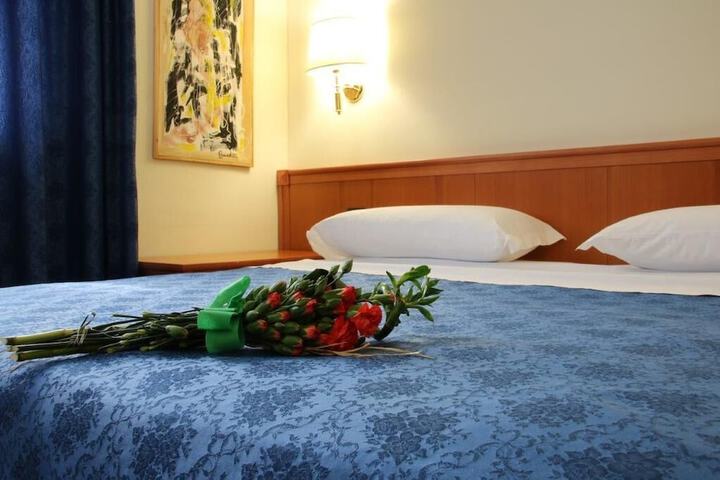 Room 18 of 120