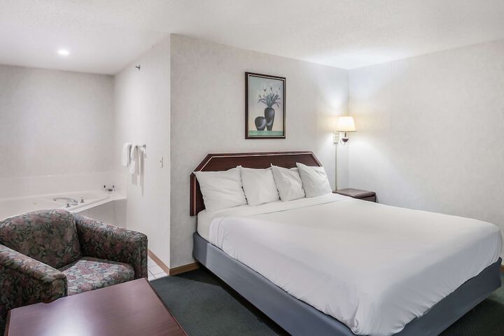 1 King Bed (2 of 15)