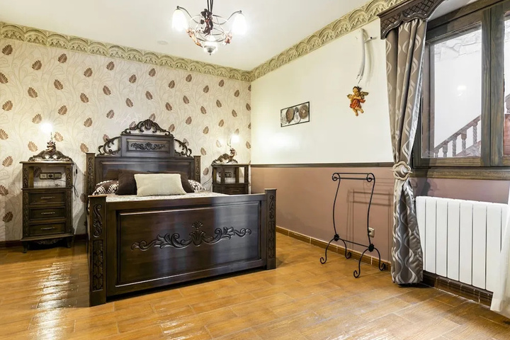 Room 4 of 20