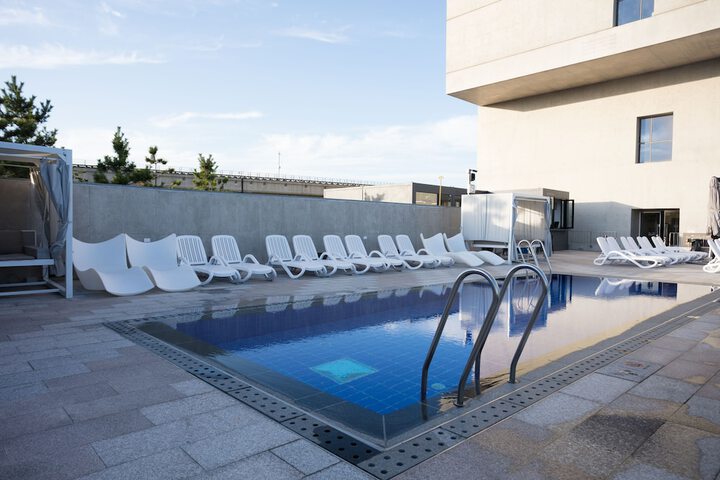 Pool 73 of 161