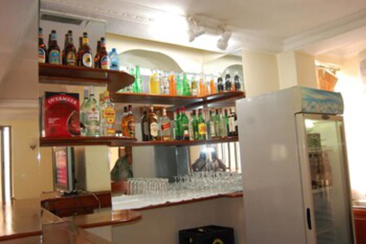 Lounge 2 of 12