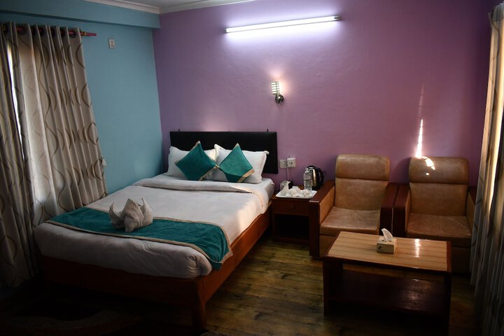 Room 4 of 16