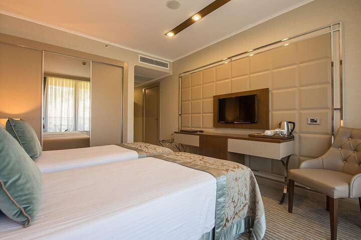 Room 28 of 104