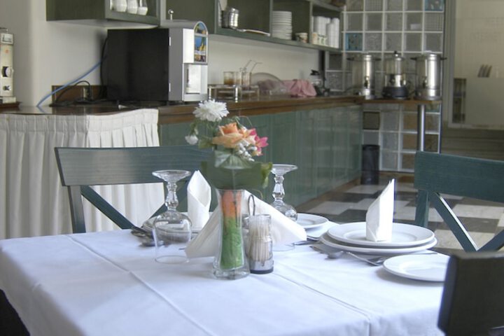 Dining 11 of 13