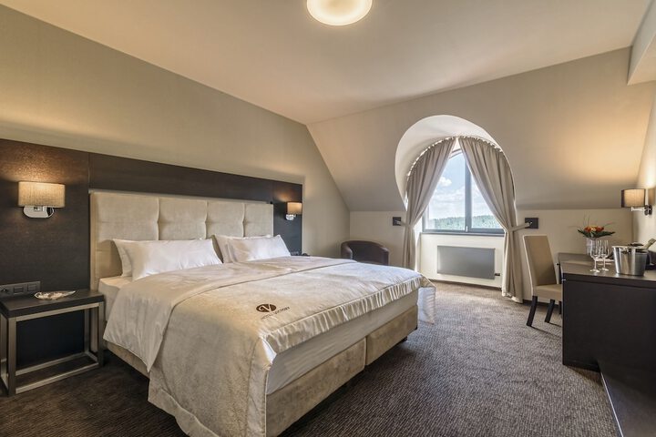 Room 11 of 43