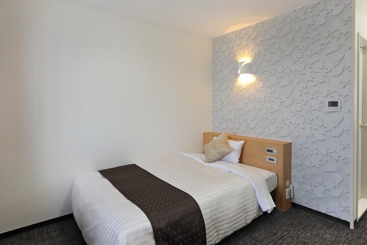 Room 10 of 97